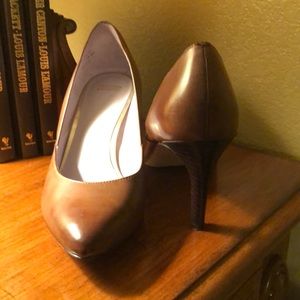 Ladies leather pumps